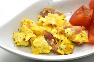 LowCarb Frühstück: Rührei mit Schinken und Schafskäse