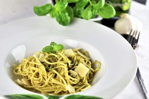 Spaghetti mit leckerer Basilikum Pesto
