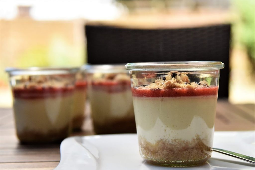Erdbeer-Käsekuchen im Glas mit Keksboden - Happi mit Silberschlappi