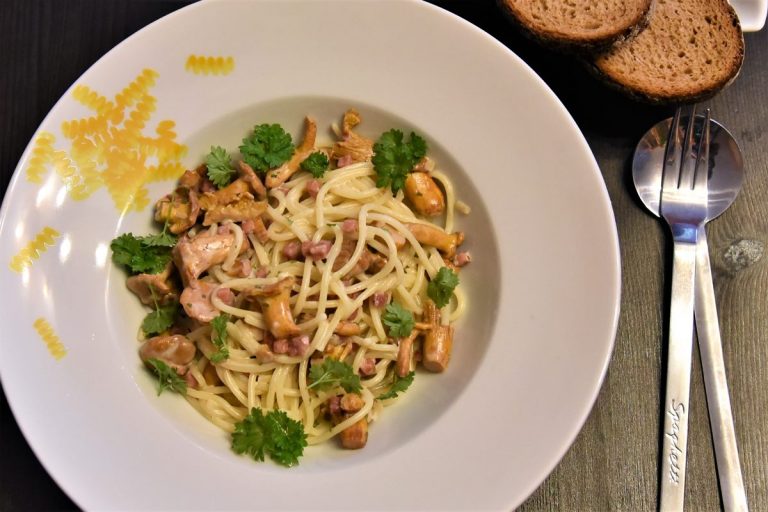 Spaghetti mit Pfifferlingen in Rahmsauce - Happi mit Silberschlappi Spaghetti mit Pfifferlingen in Rahmsauce - Happi mit Silberschlappi