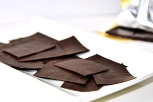 Hauchdünne Schokoladentäfelchen selbst gemacht
