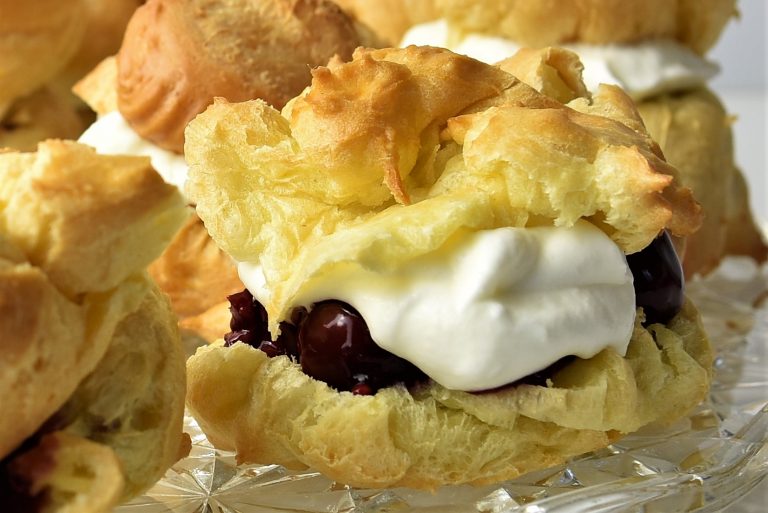 Windbeutel mit Kirschen und Sahne - Happi mit Silberschlappi Windbeutel mit Kirschen und Sahne - Happi mit Silberschlappi