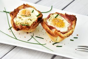 Frühstücksmuffins mit Ei und Bacon