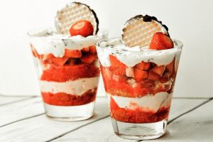 Schaumkuss-Dessert mit Erdbeerlikör