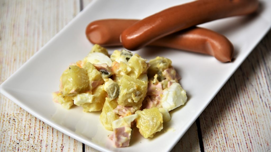 Kartoffelsalat mit Ei und Gurke